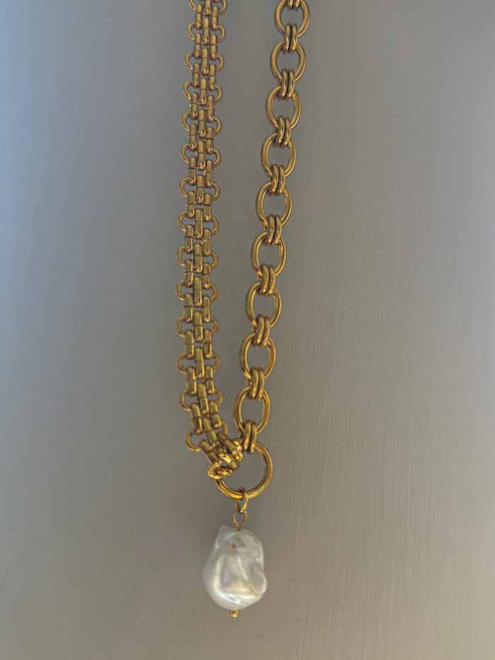THE AMBER NECKLACE